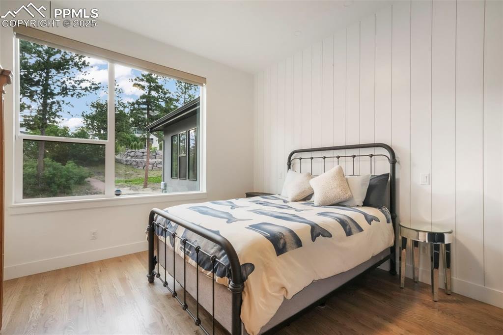 Image 28 of 50: Bedroom