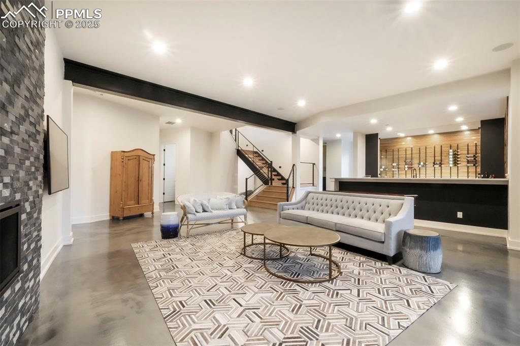 Image 32 of 50: Recreation Room