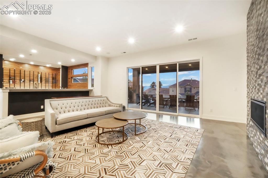 Image 33 of 50: Recreation Room