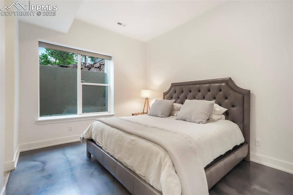 Image 39 of 50: Bedroom