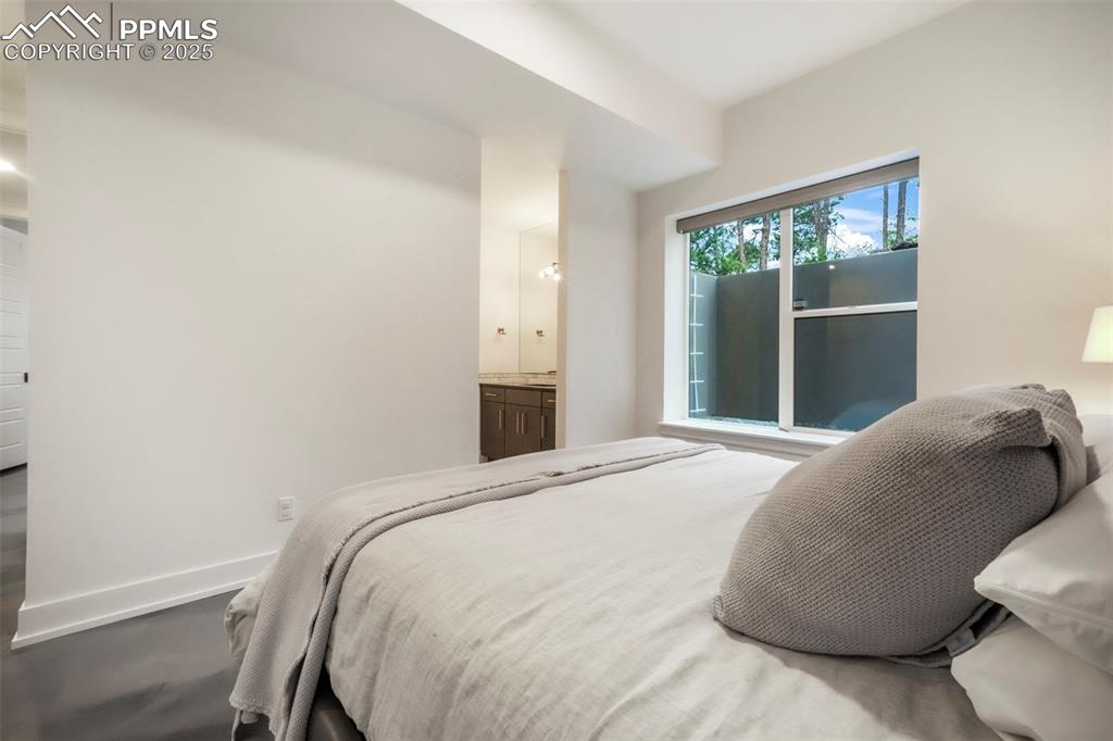 Image 40 of 50: Bedroom