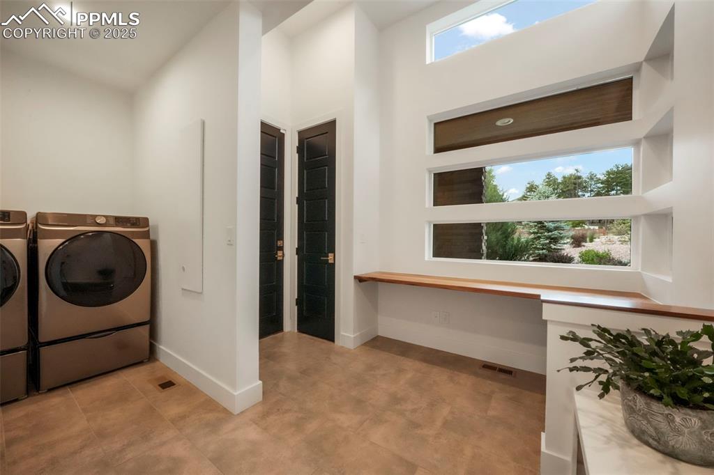 Image 5 of 50: Laundry