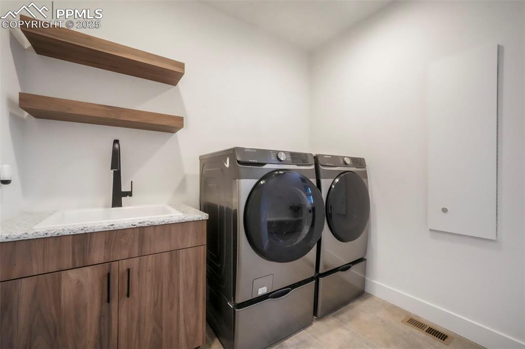 Image 7 of 50: Laundry