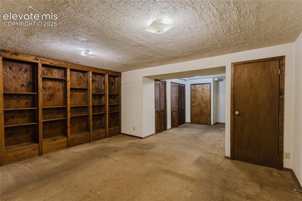 Image 11 of 32: Family Room