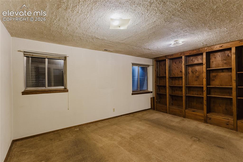 Image 12 of 32: Family Room