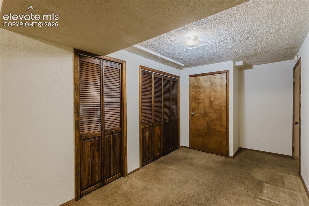Image 14 of 32: Utility Room