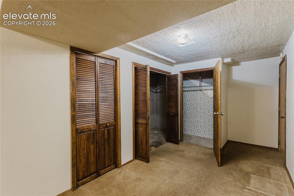 Image 16 of 32: Utility Room