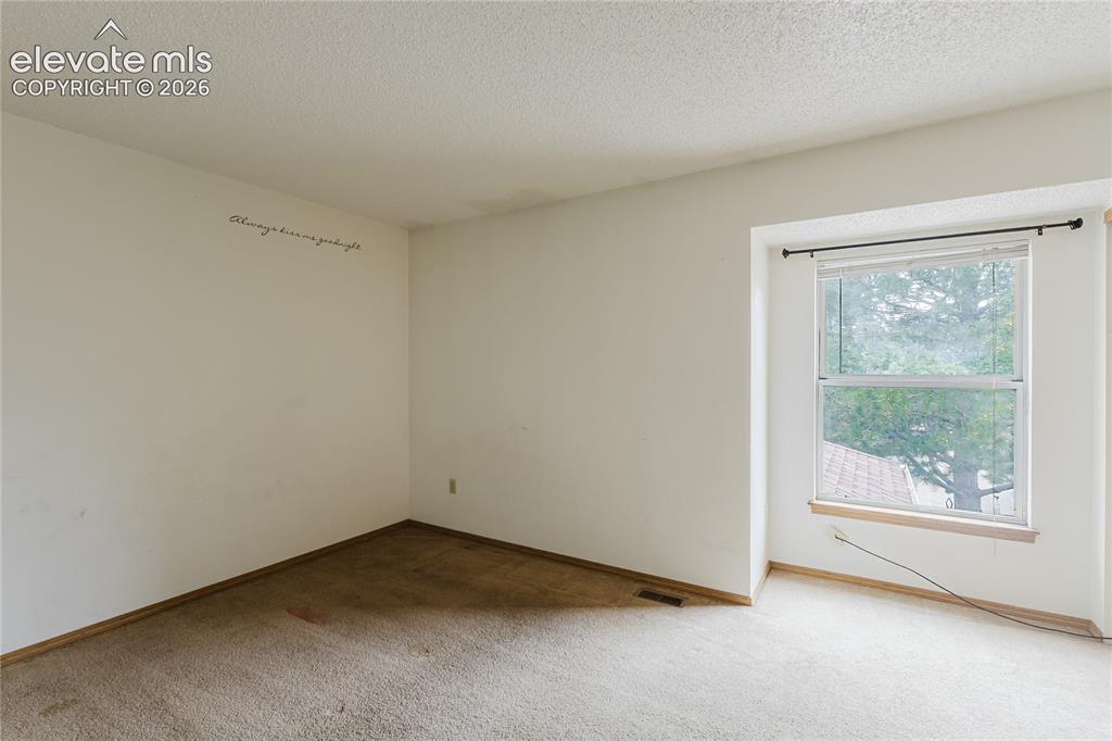 Image 19 of 32: Bedroom