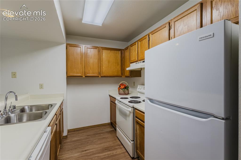 Image 4 of 32: Kitchen