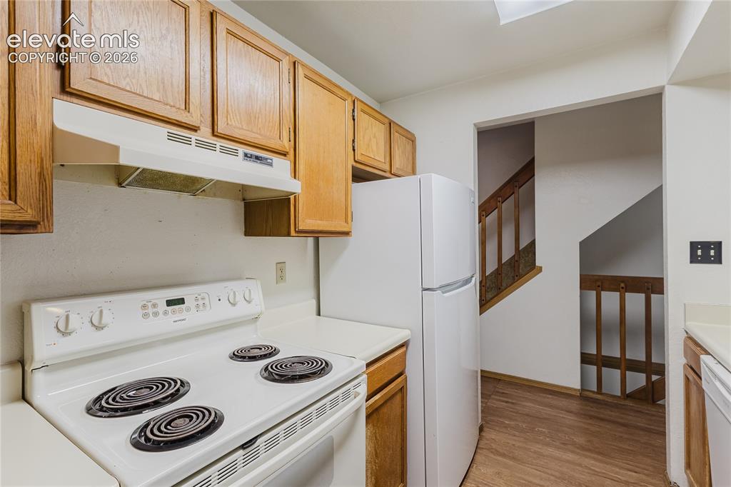 Image 5 of 32: Kitchen