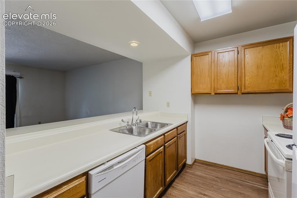 Image 6 of 32: Kitchen