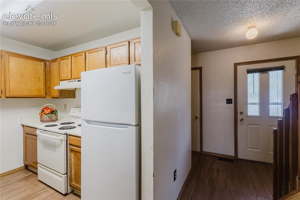 Image 8 of 32: Kitchen