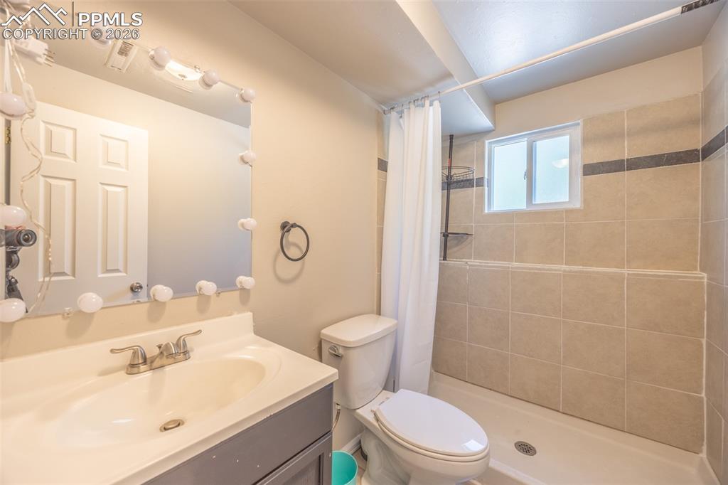 Image 15 of 25: Bathroom