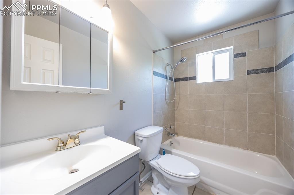Image 17 of 25: Bathroom