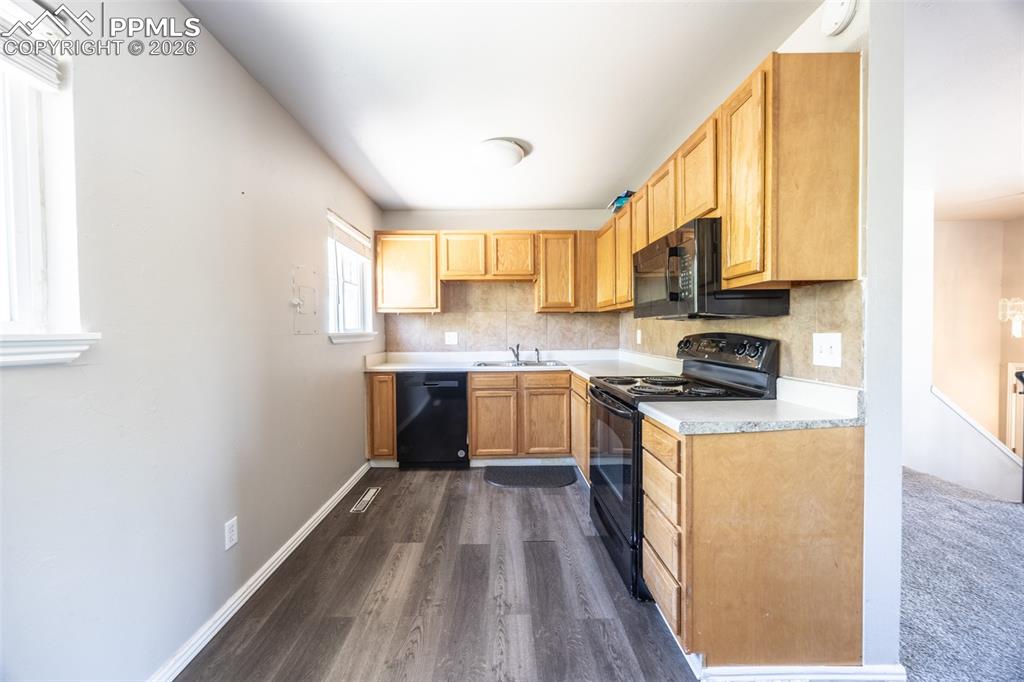 Image 9 of 25: Kitchen