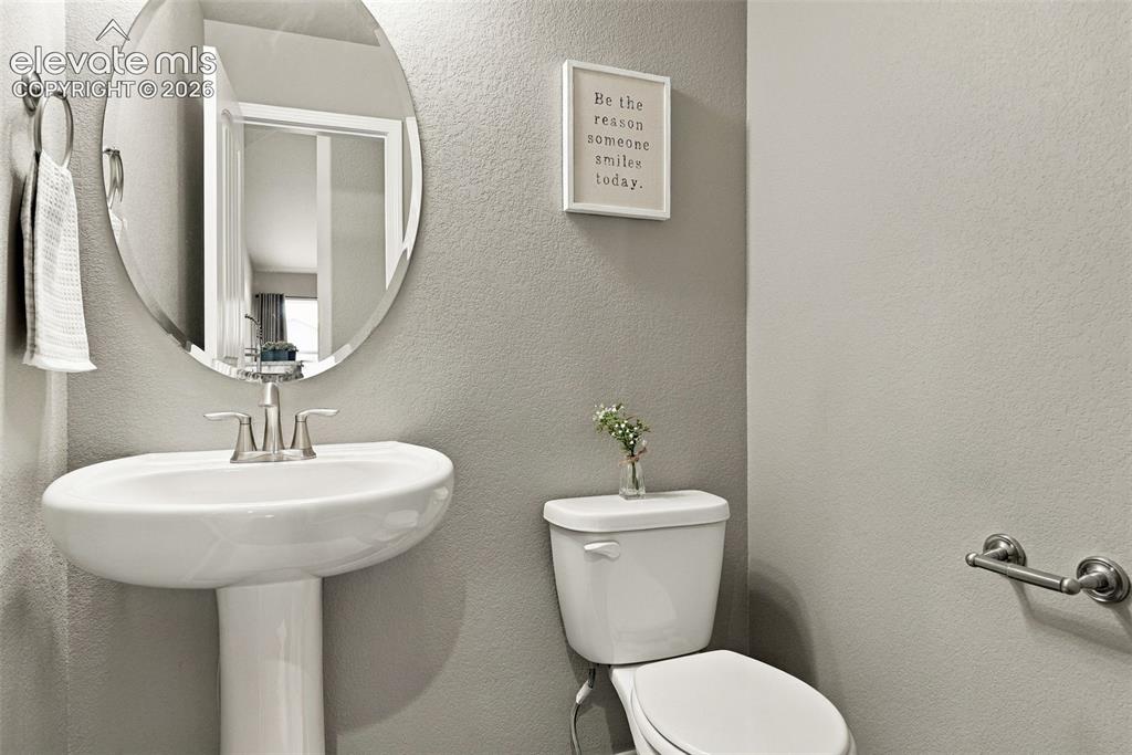 Image 23 of 49: Convenient main-level powder bath.