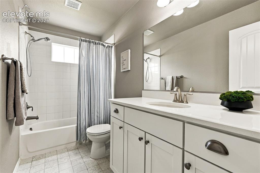 Image 33 of 49: En-Suite bath for secondary bedroom