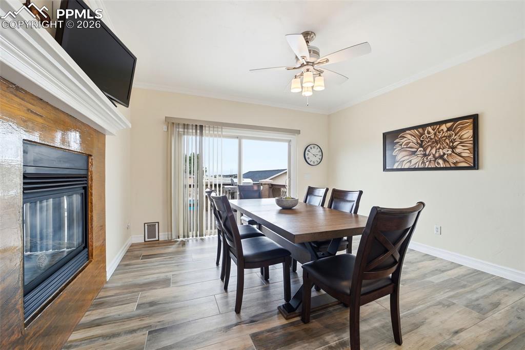 Image 11 of 50: Dining Area