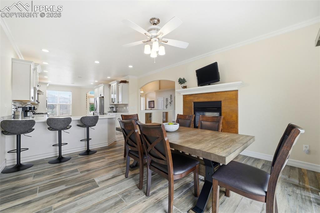 Image 12 of 50: Dining Area