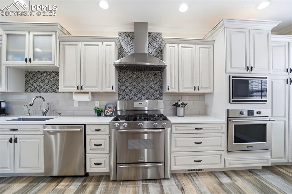 Image 16 of 50: Kitchen