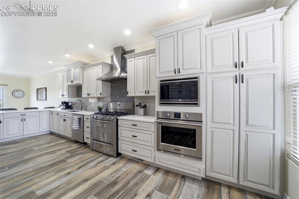 Image 17 of 50: Kitchen