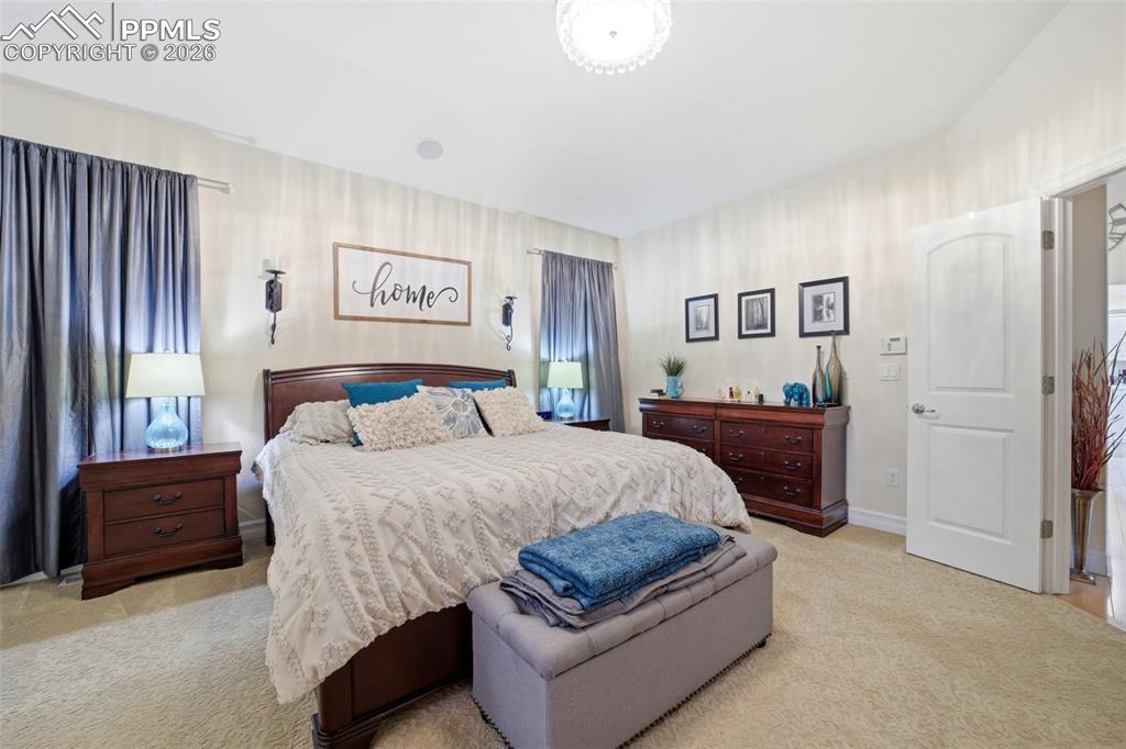 Image 19 of 50: Bedroom