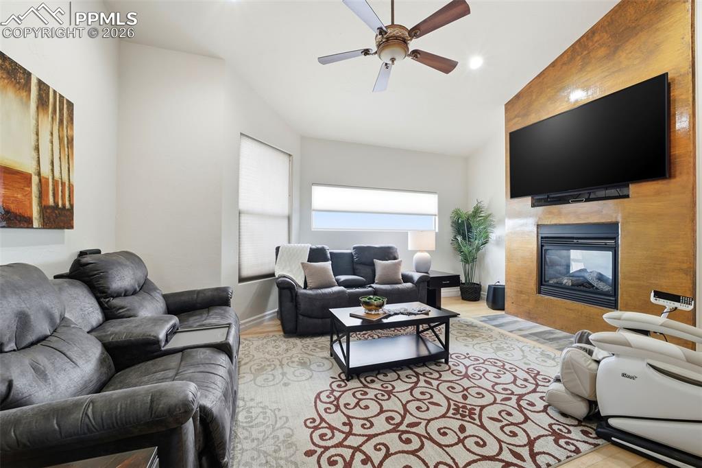 Image 8 of 50: Living Room