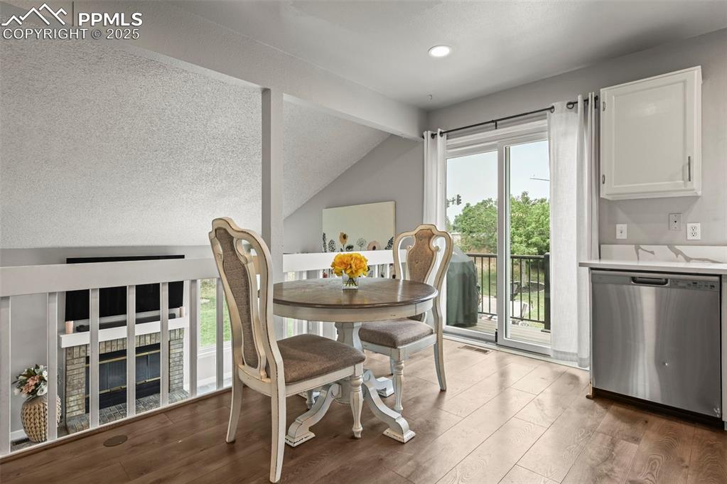 Image 14 of 50: Dining Area