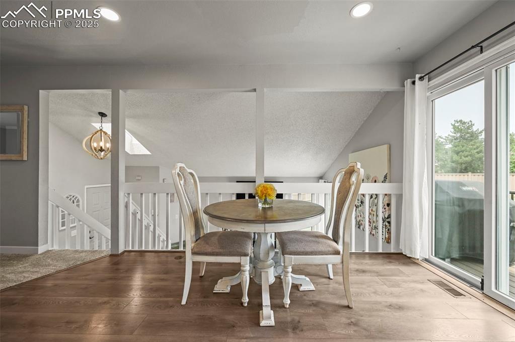 Image 15 of 50: Dining Area