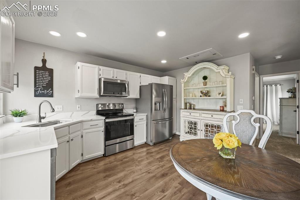Image 16 of 50: Kitchen
