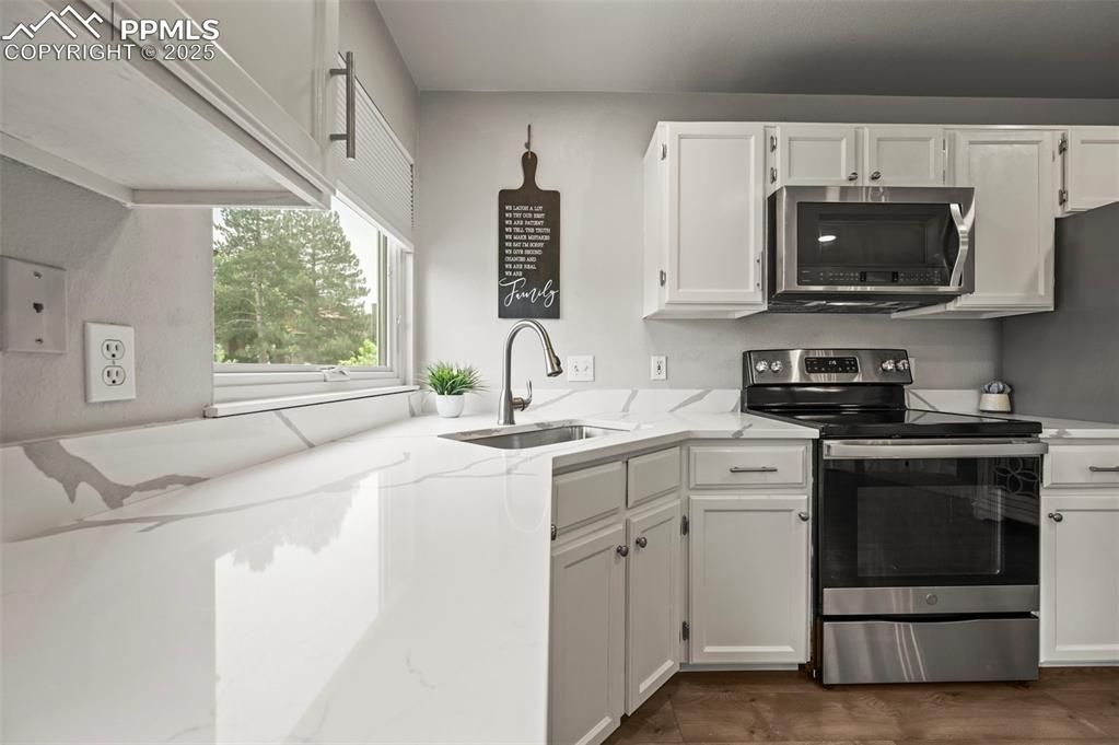Image 17 of 50: Kitchen