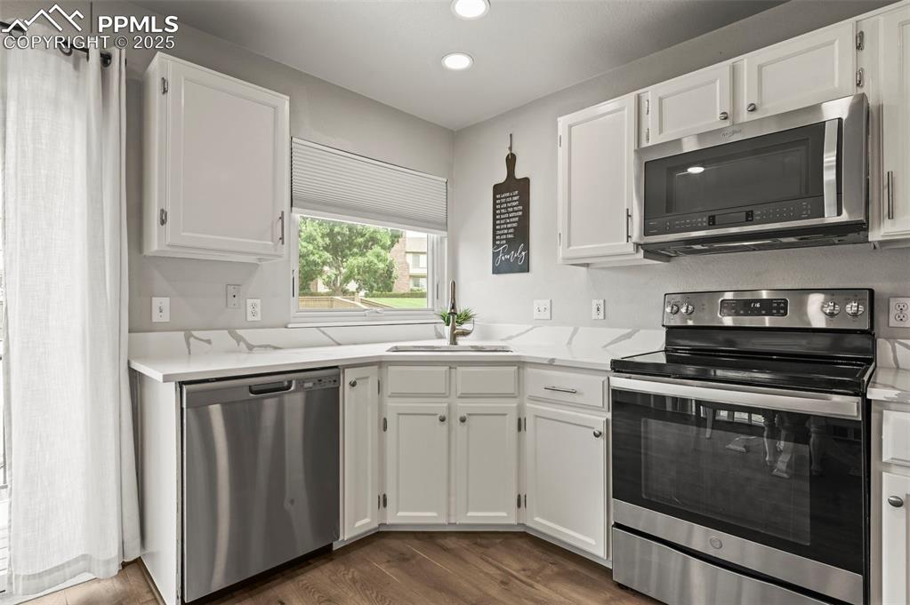 Image 18 of 50: Kitchen