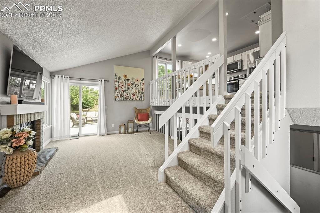 Image 8 of 50: Living Room