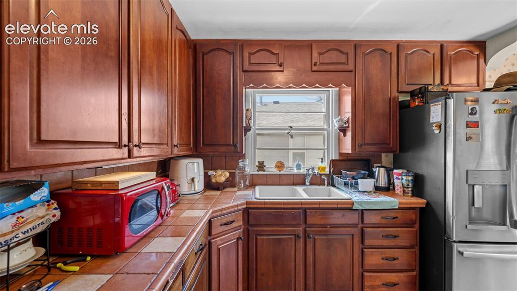 Image 10 of 25: Kitchen