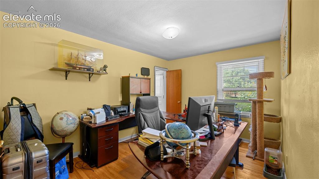 Image 11 of 25: Office