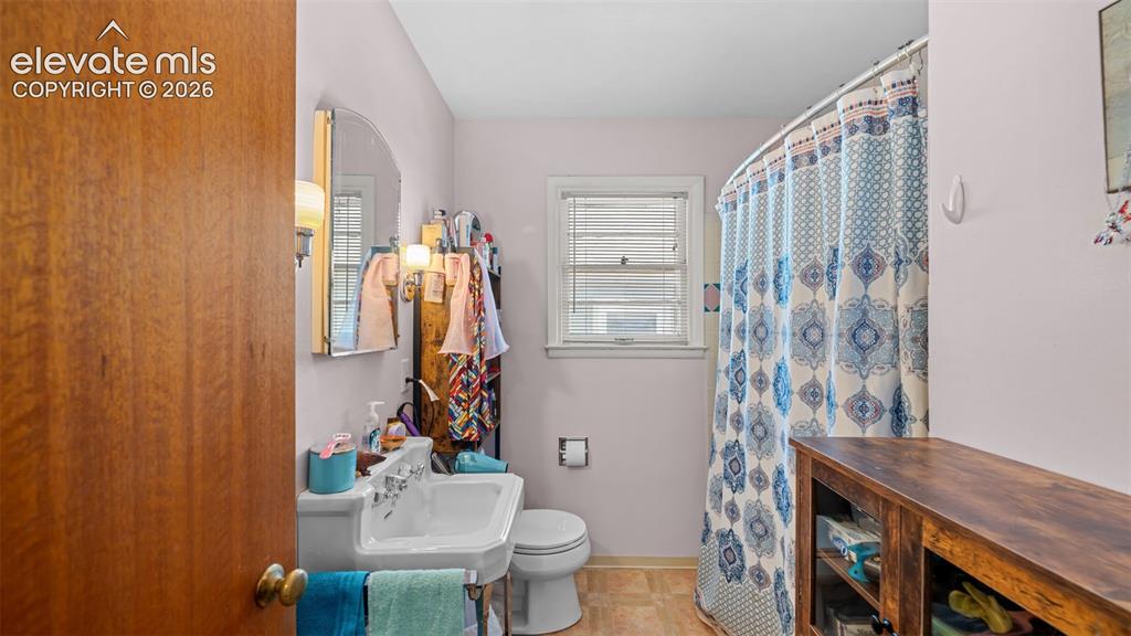 Image 13 of 25: Bathroom