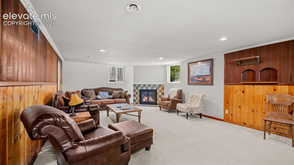 Image 17 of 25: Living Room