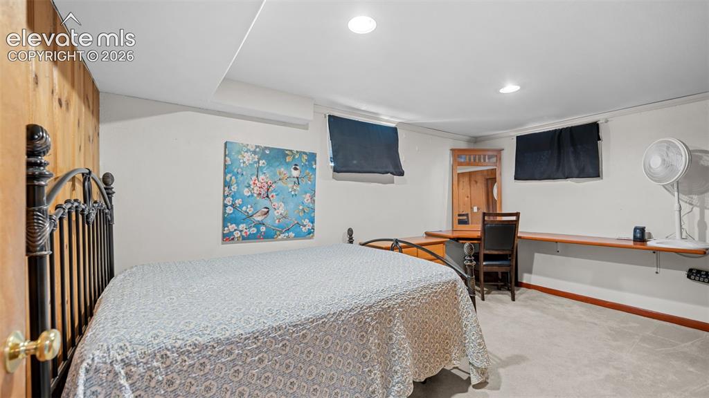 Image 18 of 25: Bedroom