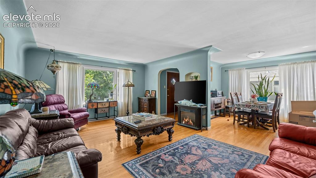Image 5 of 25: Living Room