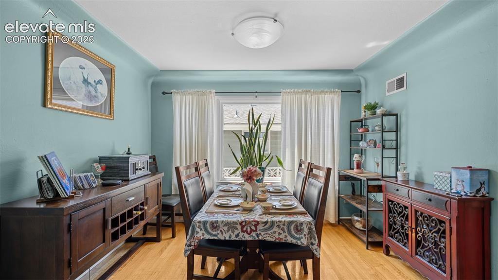 Image 6 of 25: Dining Area
