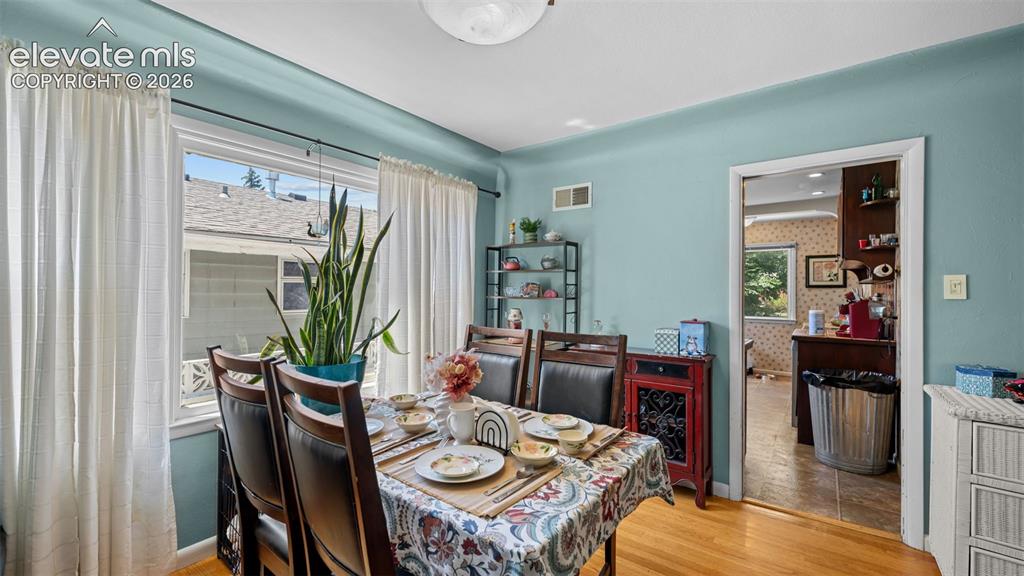 Image 7 of 25: Dining Area