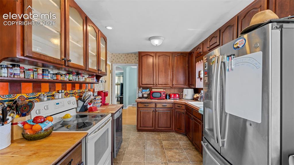 Image 8 of 25: Kitchen