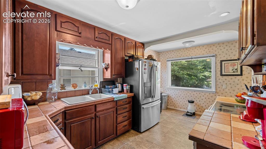 Image 9 of 25: Kitchen