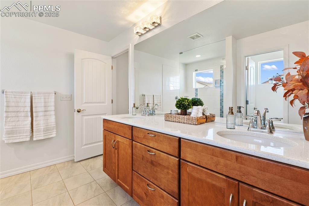 Image 21 of 48: Bathroom