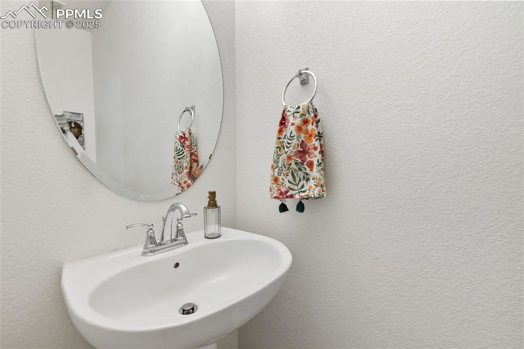 Image 25 of 48: Bathroom