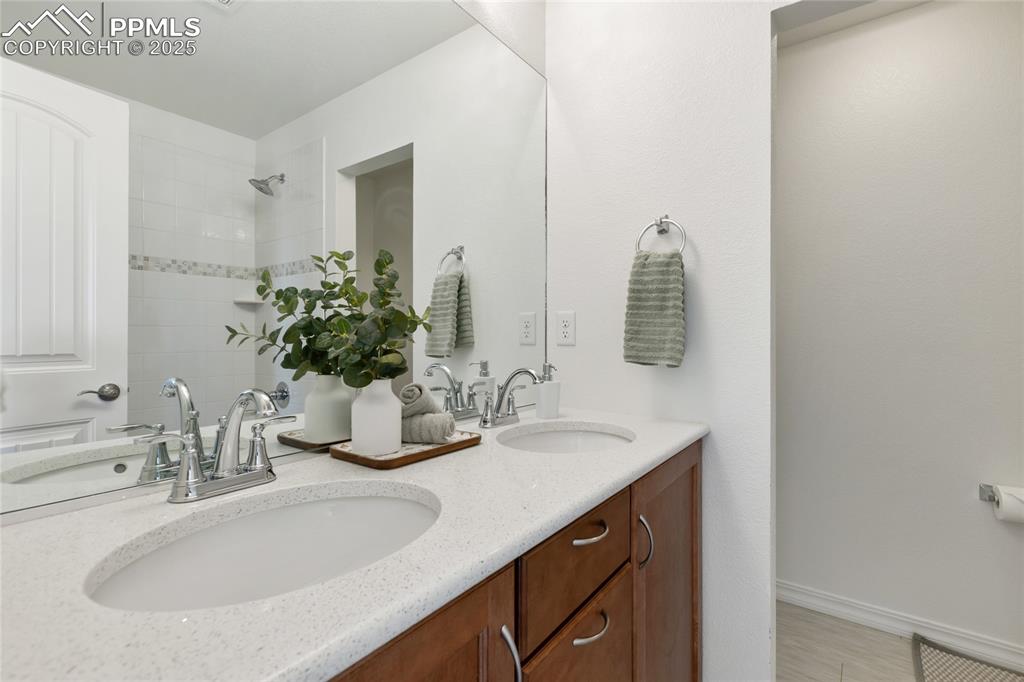 Image 32 of 48: Bathroom