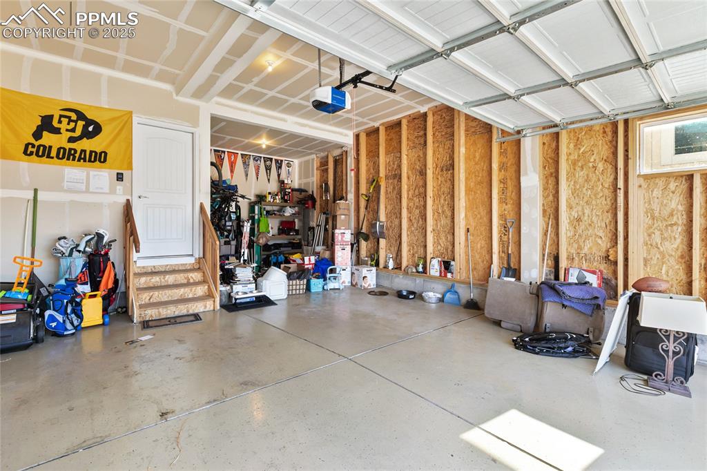 Image 40 of 48: Garage