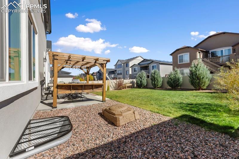 Image 44 of 48: Yard