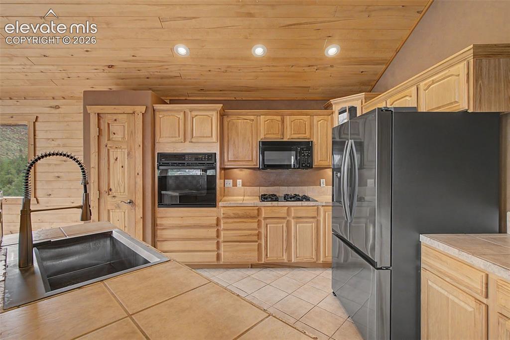 Image 14 of 46: Kitchen