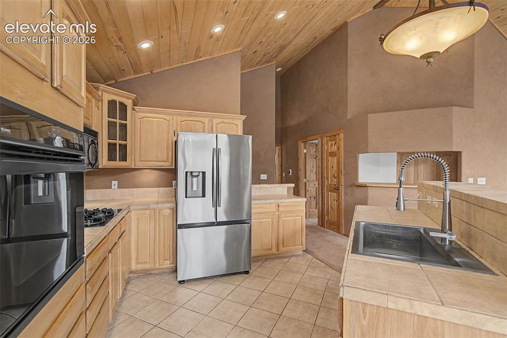 Image 15 of 46: Kitchen